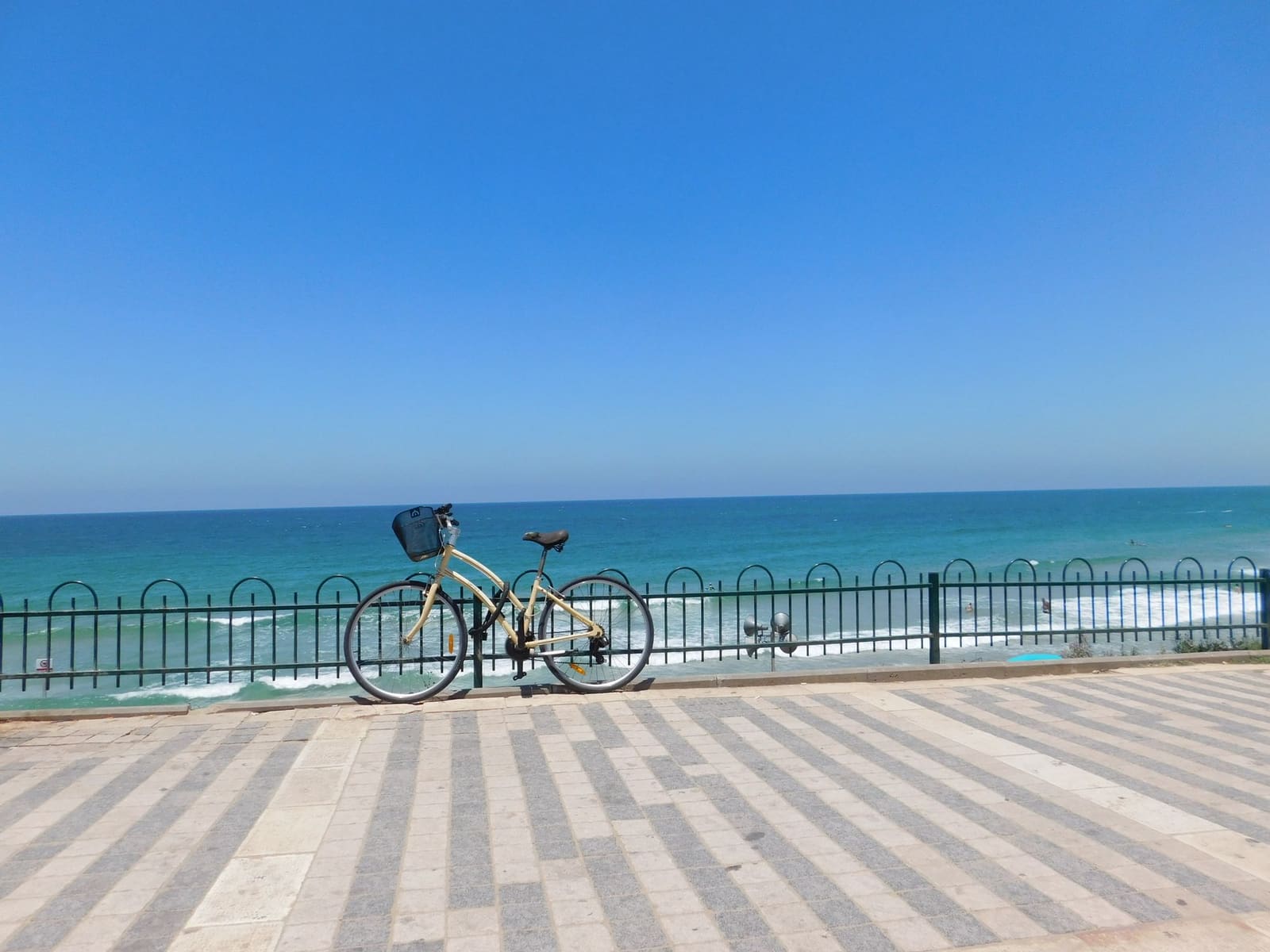 Una bicicleta aparcada en el paseo marítimo