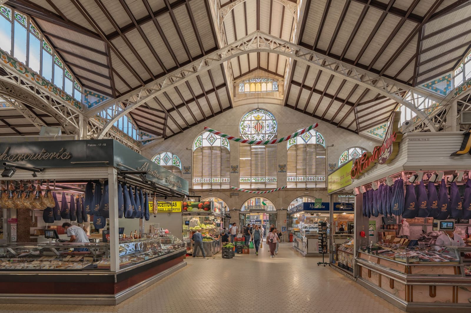 Puestos de fruta y verdura en el Mercado Central de Valencia