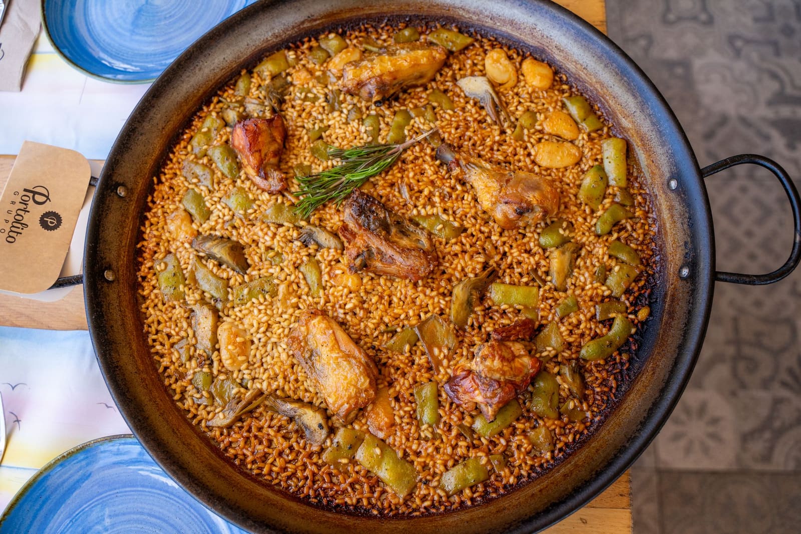 Paella valenciana en su paella, vista desde arriba